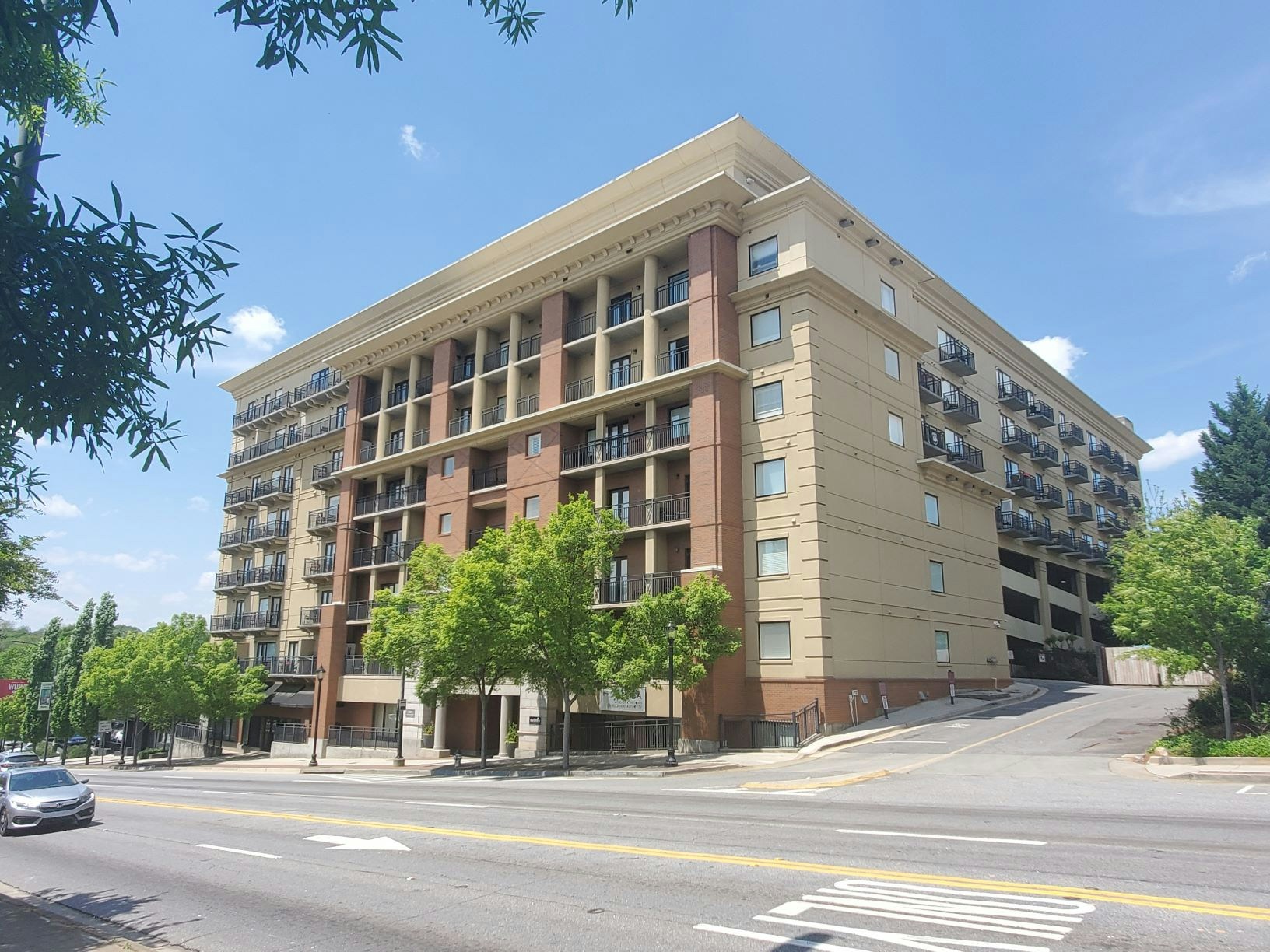 250 W Broad Street, Unit 806. Athens GA 30601 374,900
