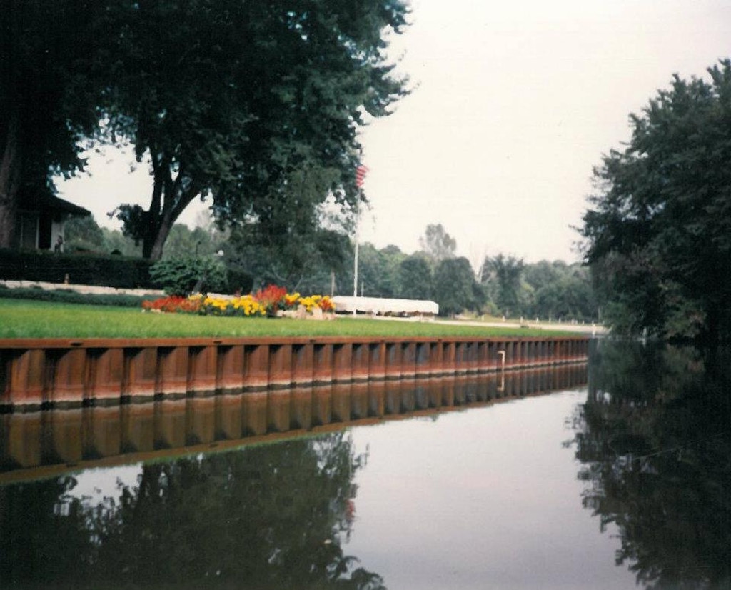 steel lake wall installation_Big Foot Country Club_Fontana, WI