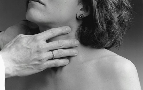 doctor feeling patient thyroid nodules for goiter